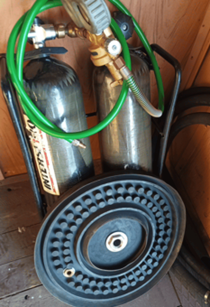 Skysčių nupylimo įranga su C2SS sujungimo antgaliu