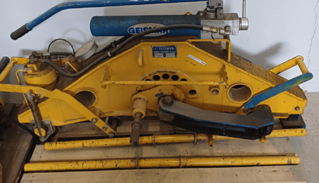 Hidraulinis,vertikalus sandūrų tiesinimo prietaisaJA 100