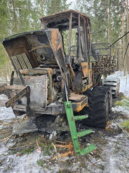 JOHN DEERE 810E / 2016 / Latvija
