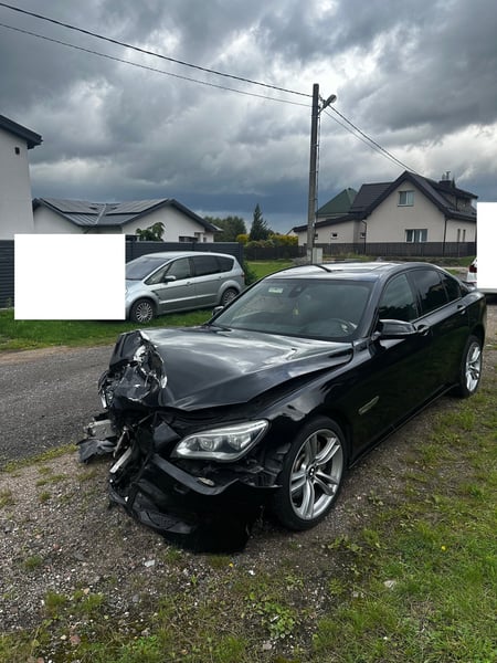 BMW 750I / 2015 / Elektrėnai